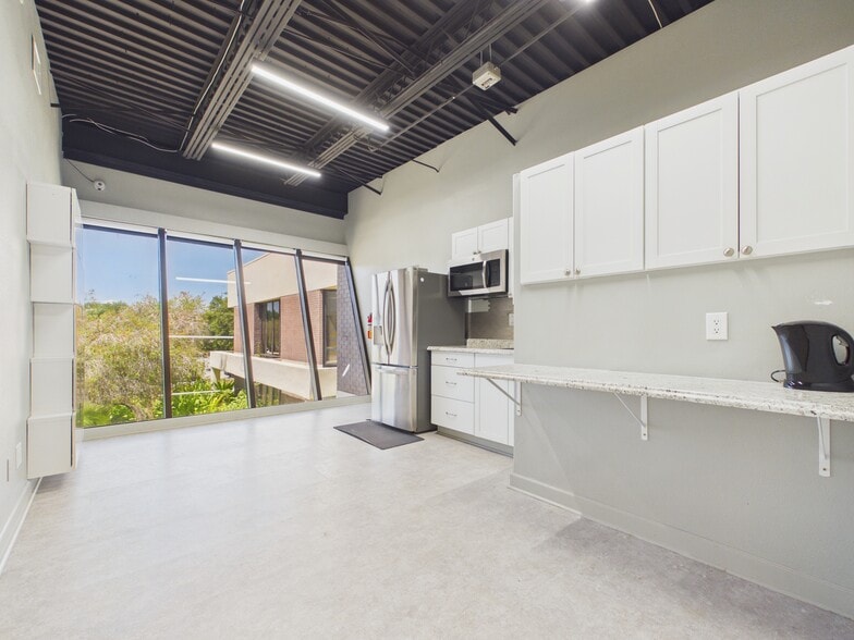 More Photos Of 5021 W Laurel St, Tampa Loft Creative Space For Sale