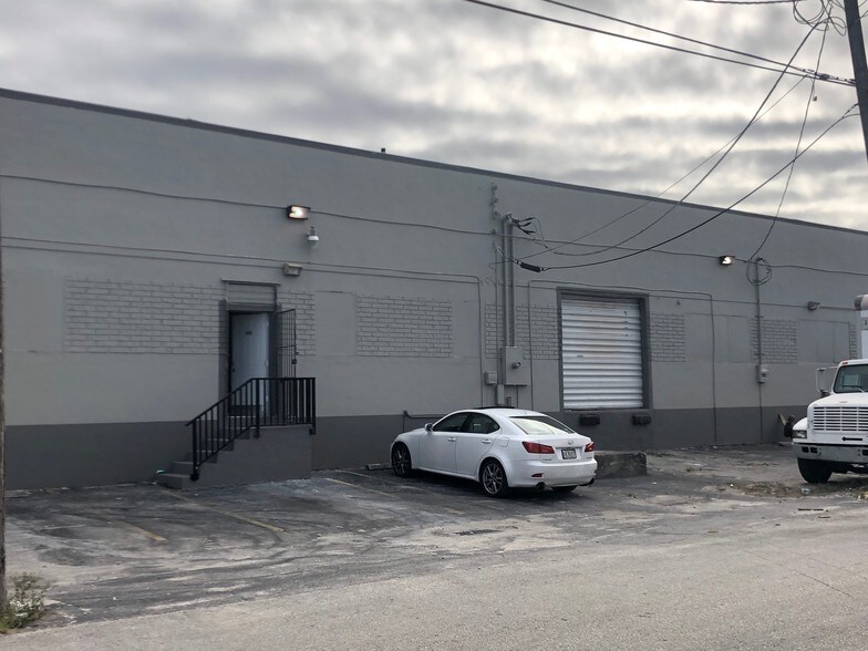 More Photos Of 1435-1495 E 11th Ave, Hialeah Warehouse For Lease