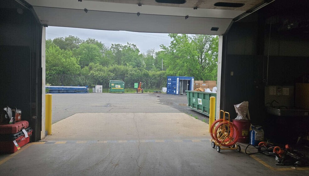 More Photos Of 45900 Old Ox Rd, Dulles Town Center Showroom For Sale