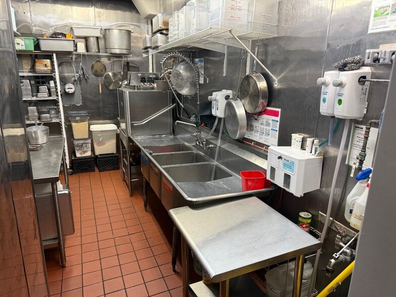 More Photos Of 1421 W Chicago Ave, Chicago Apartments For Lease