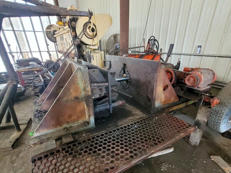 More Photos Of 1503 W Orrland Ave, Pixley Manufacturing For Sale