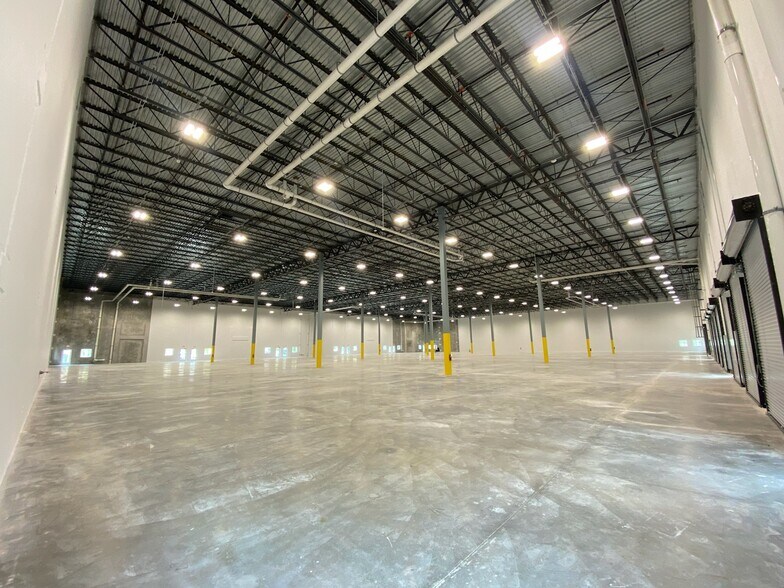 More Photos Of 7481 Riviera Blvd, Miramar Warehouse For Lease