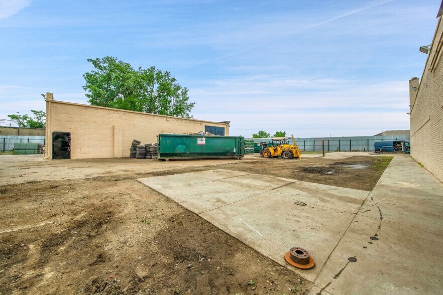 More Photos Of 7075 Lyndon St, Detroit Warehouse For Sale
