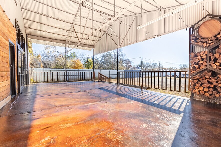 More Photos Of 1024 S First St, Sherman Warehouse For Lease