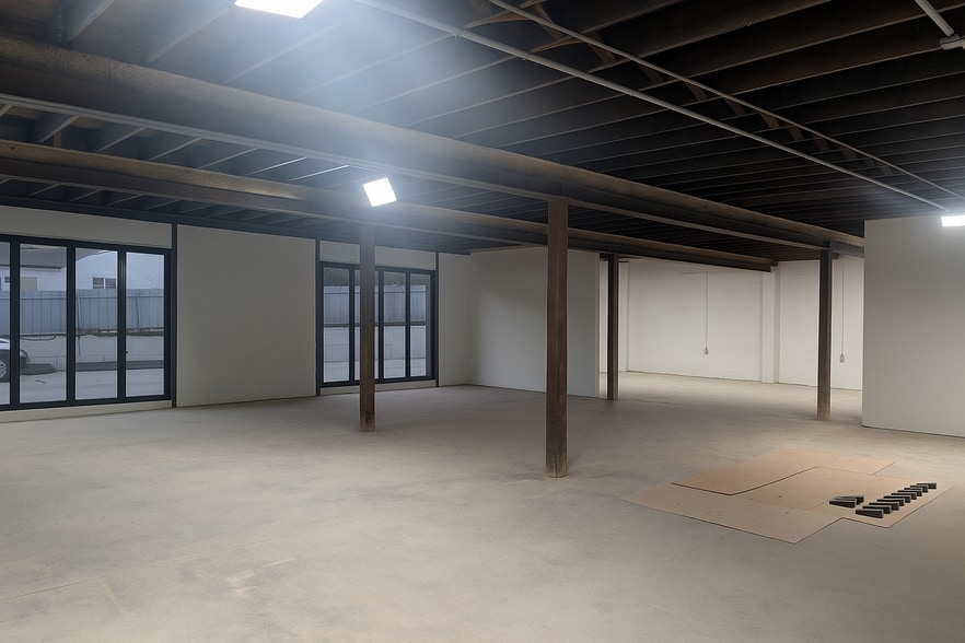 More Photos Of 2111 W Clarendon St, Dallas Light Manufacturing For Lease