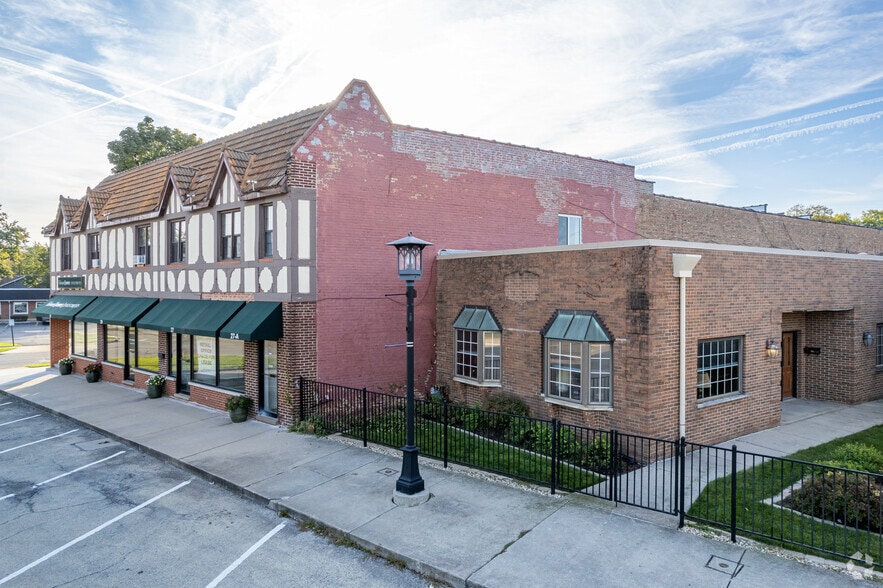 More Photos Of 27-31 E Park Ave, Villa Park Storefront Retail Residential For Lease