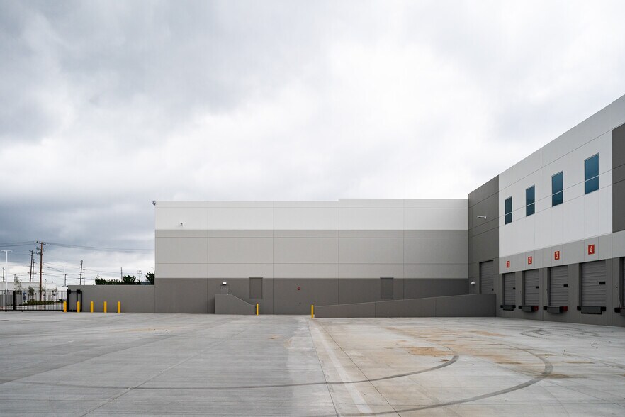 More Photos Of 3071 E Coronado St, Anaheim Warehouse For Lease
