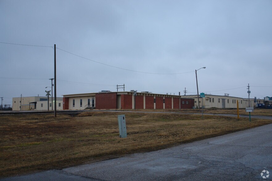 More Photos Of 7615 Warehouse Ave, Winfield Manufacturing For Sale