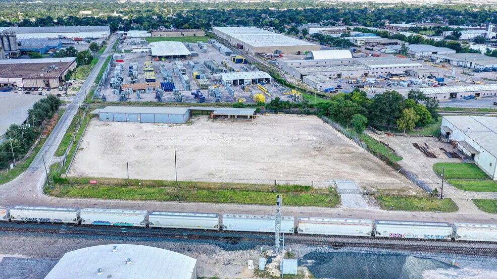 More Photos Of 6939 Old Clinton Rd, Houston Warehouse For Lease