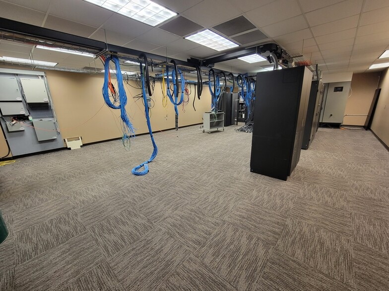 More Photos Of 2101-2120 W 41st St, Sioux Falls General Retail For Lease