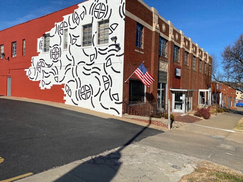 More Photos Of 2540 W Pennway St, Kansas City Flex For Lease
