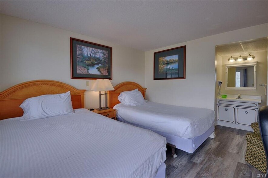 More Photos Of 6 Market St, Alexandria Bay Hotel For Sale