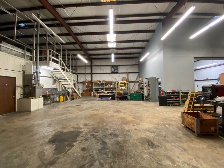 More Photos Of 4950 Washington Blvd, Beaumont Light Manufacturing For Sale