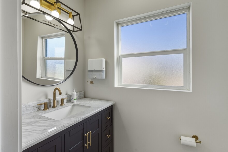 More Photos Of 152 W 500 S, Bountiful Office For Sale