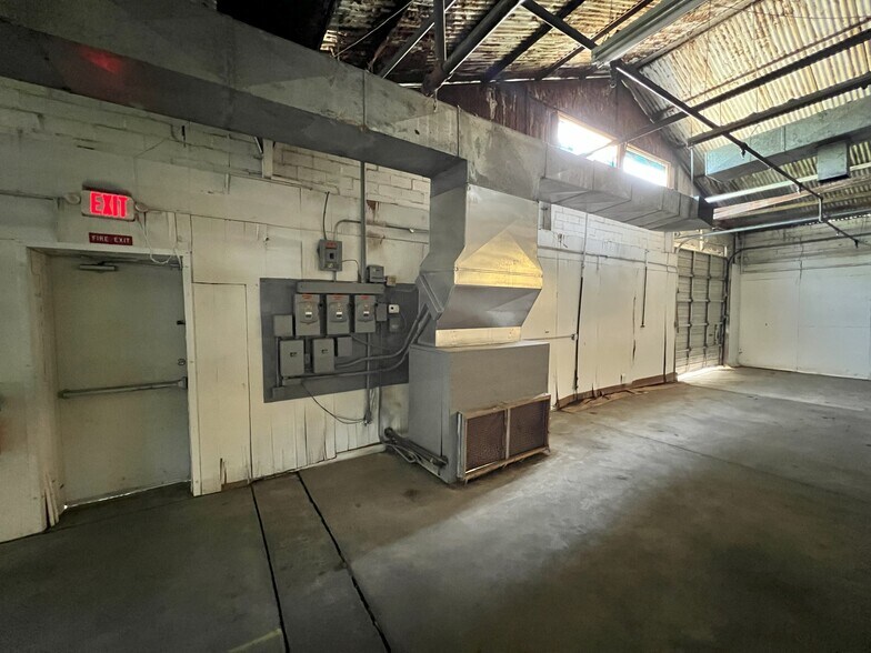 More Photos Of 2525 N Center St, Bonham Manufacturing For Lease
