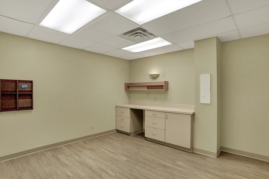 More Photos Of 711 W Gardner Dr, Marion Medical For Sale