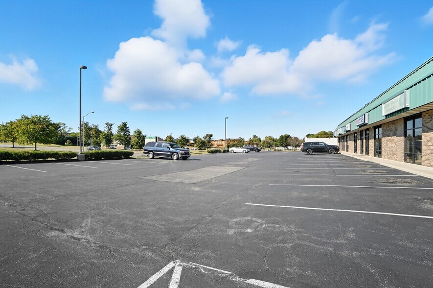 More Photos Of 1104-1124 Kemper Meadow Dr, Forest Park Storefront For Lease