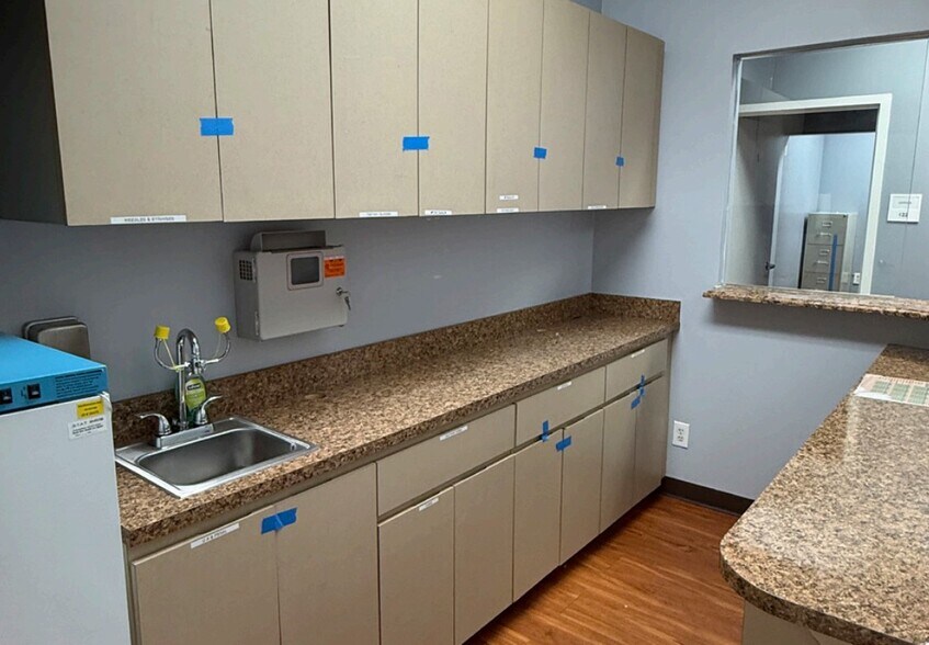 More Photos Of 248-02-248-22 Union Tpke, Bellerose Freestanding For Lease