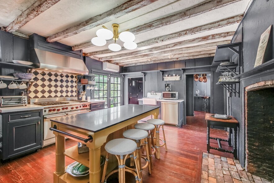 More Photos Of 117 Main St, Sag Harbor Storefront Retail Residential For Sale