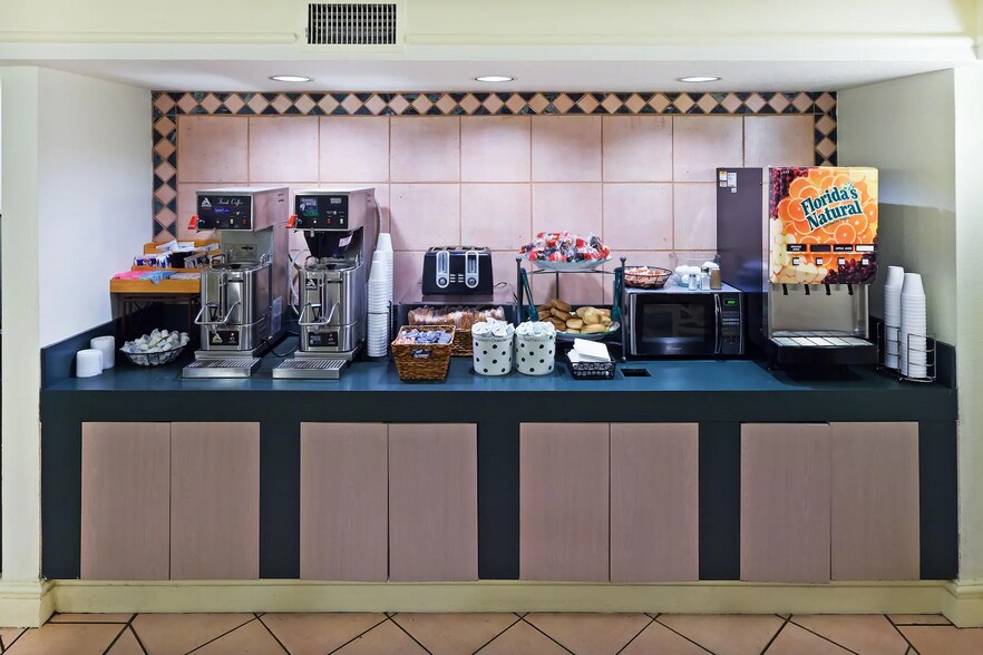 More Photos Of 2525 E Main St, Eagle Pass Hotel For Sale