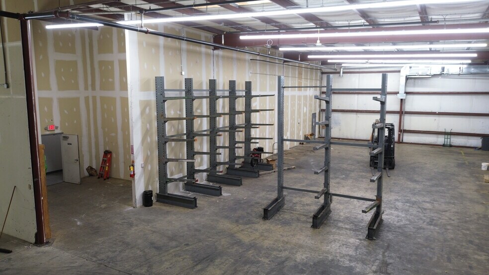 More Photos Of 44180 Airport View Dr, Hollywood Warehouse For Lease