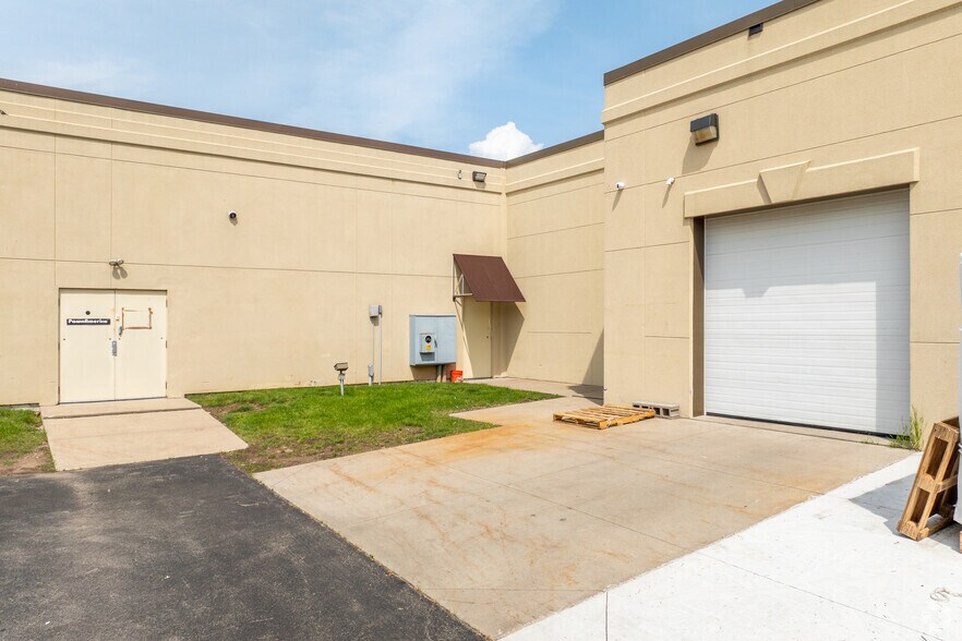 More Photos Of 500-520 N Westhill Blvd, Appleton Storefront Retail Office For Lease