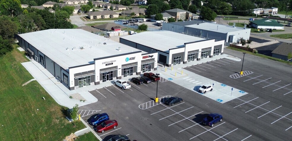 More Photos Of 14901-14903 US 169, Smithville General Retail For Lease