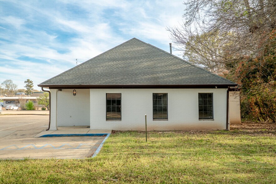 More Photos Of 221 Gay St, Batesville Medical For Sale