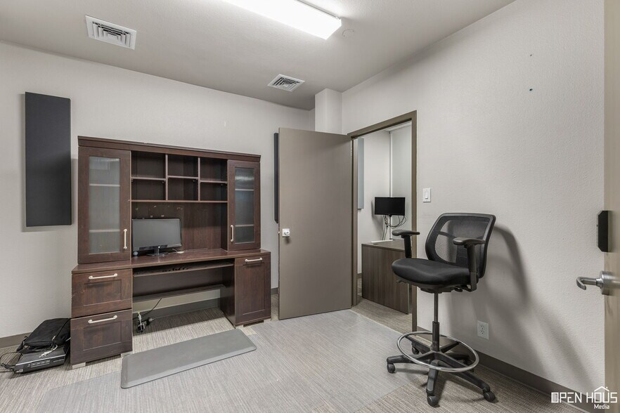 More Photos Of 915 9th St, Wichita Falls Office For Sale