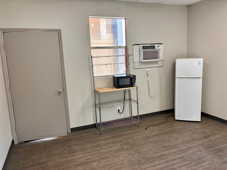 More Photos Of 5516 Export Blvd, Garden City Warehouse For Lease