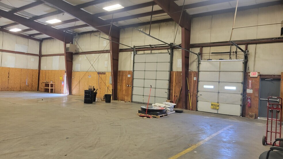 More Photos Of 4 Hadden Dr, Montgomery Warehouse For Lease