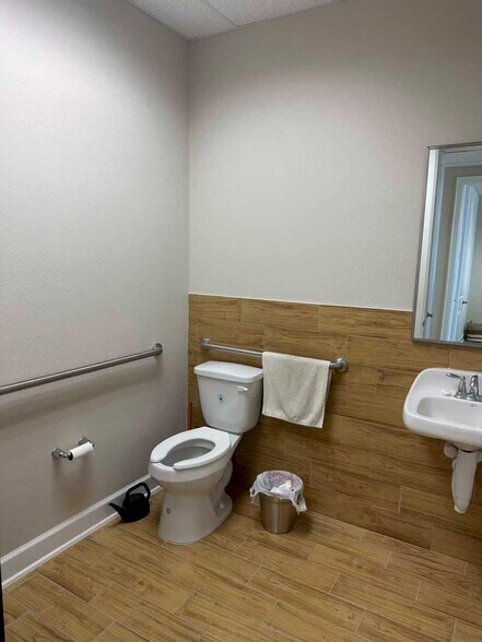 More Photos Of 12440 Emily Ct, Sugar Land Office For Lease