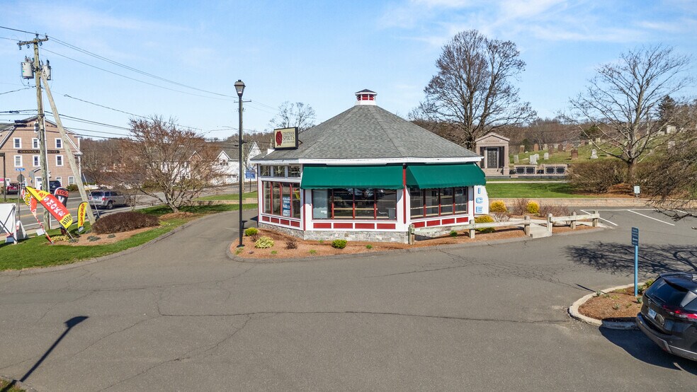 More Photos Of 42 E High St, East Hampton Storefront Retail Office For Lease