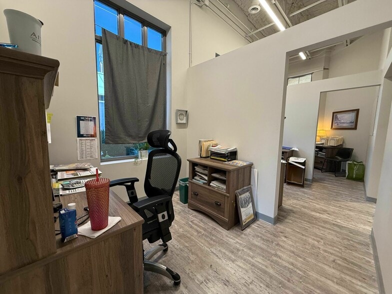 More Photos Of 2101 W Chesterfield Blvd, Springfield Office For Sale