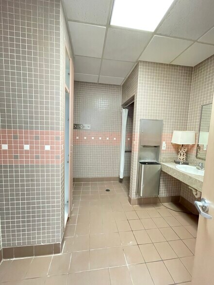 More Photos Of 215 Oak Dr S, Lake Jackson Medical For Lease