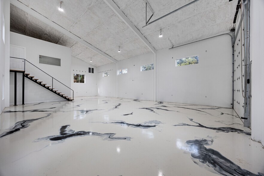 More Photos Of 3802 Houston St, Austin Showroom For Lease