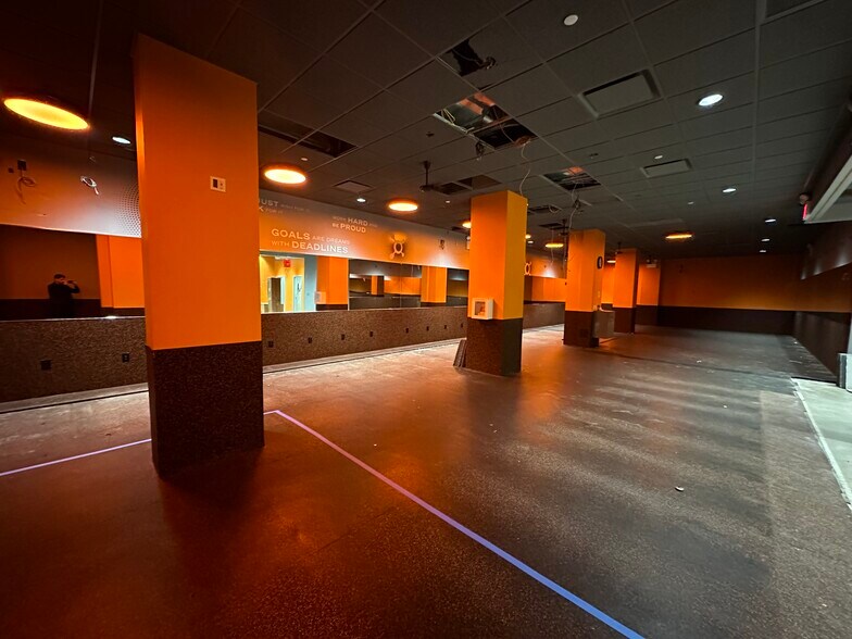 More Photos Of 313-321 W 37th St, New York Apartments For Lease