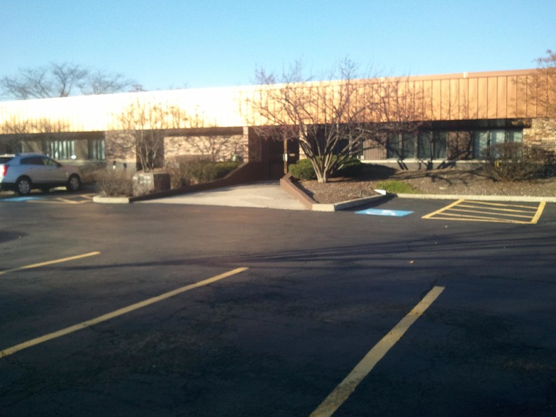 Primary Photo Of 3701 Commercial Dr, Northbrook Office For Lease