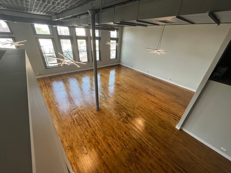 More Photos Of 1105 W Chicago Ave, Chicago Loft Creative Space For Lease
