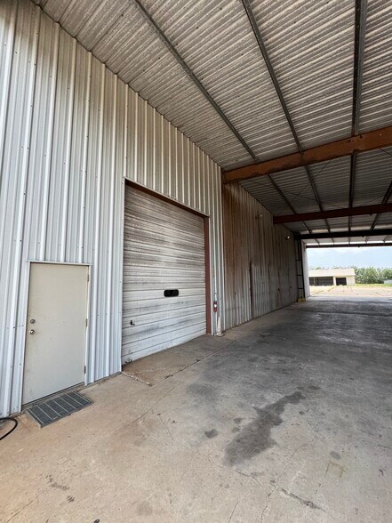 More Photos Of 2038 Saratoga Blvd, Corpus Christi Warehouse For Lease