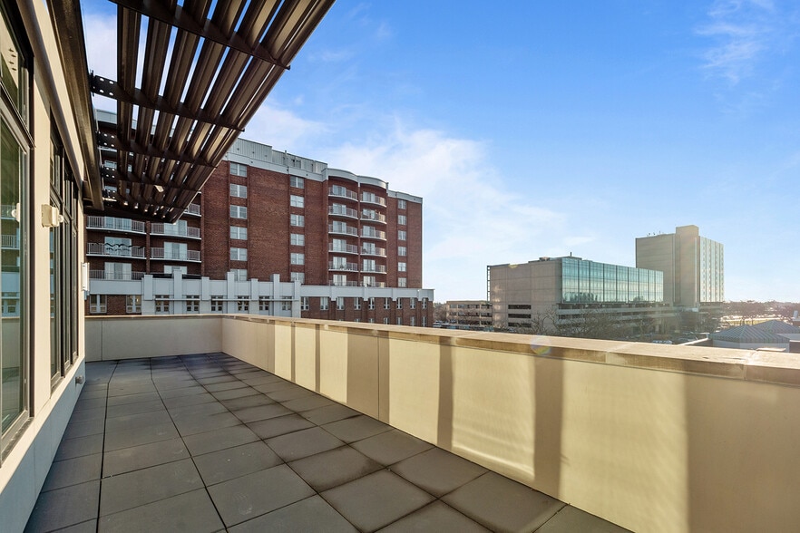 More Photos Of 400 S Old Woodward Ave, Birmingham Apartments For Sale