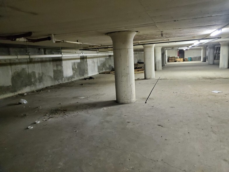 More Photos Of 2425 Hyde Park Blvd, Niagara Falls Freestanding For Lease