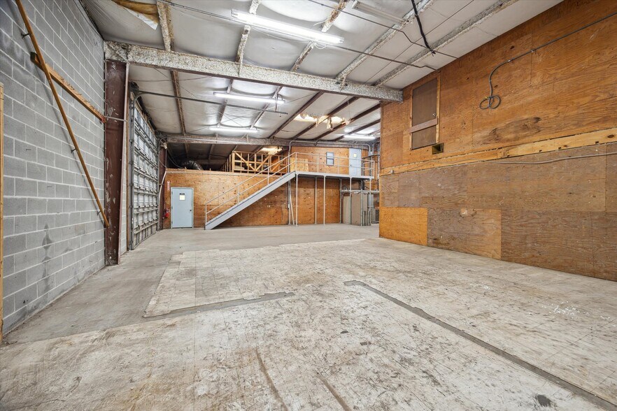 More Photos Of 4311 FM-2351, Friendswood Light Distribution For Sale