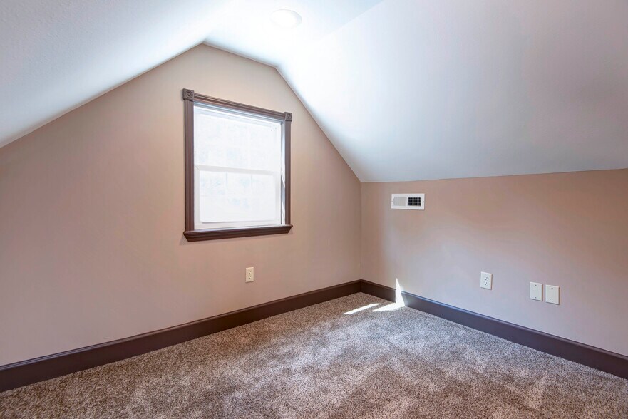 More Photos Of 1484 E Saint Louis St, Springfield Office For Sale