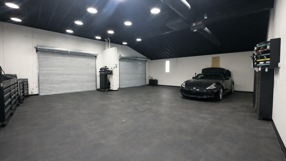 More Photos Of 13038 Research Blvd, Austin Freestanding For Lease