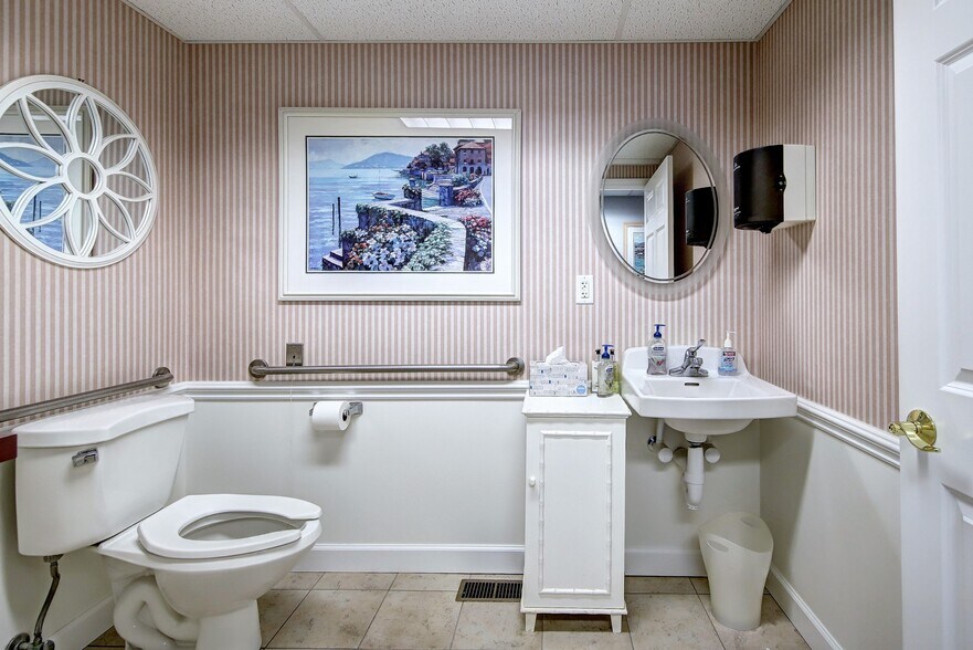 More Photos Of 471 Monroe Tpke, Monroe Medical For Lease