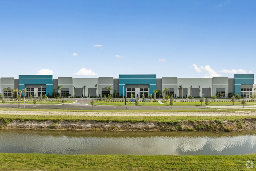 More Photos Of 17035 Persimmon Blvd W, Wellington Unknown For Lease