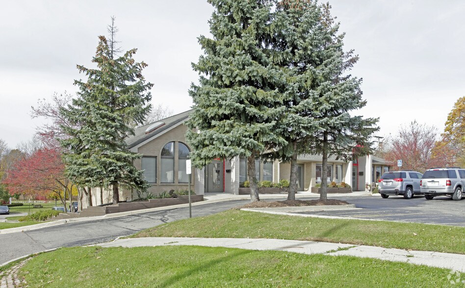 More Photos Of 305 N Pontiac Trail, Walled Lake Office For Lease