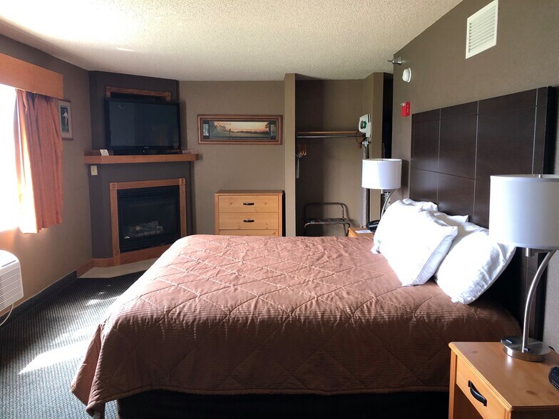 More Photos Of 515 W Water St, Fayette Hotel For Sale