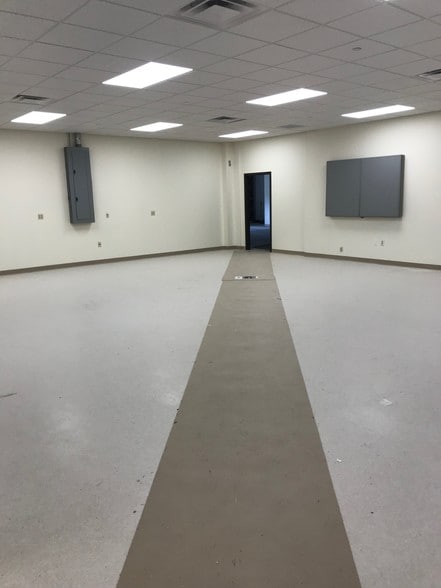 More Photos Of 15 Plymouth Dr, Easton Warehouse For Lease